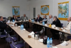 fot. Sebastian Szulfer/KSAP profesor Andrzej Wierzbicki oraz inni goście siedzą w ławkach i rozmawiają