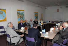 fot. Sebastian Szulfer/KSAP profesor Andrzej Wierzbicki oraz inni goście siedzą w ławkach i rozmawiają