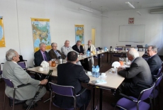 fot. Sebastian Szulfer/KSAP profesor Andrzej Wierzbicki oraz inni goście siedzą w ławkach i rozmawiają