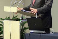 Pan stoi przy mównicy i przemawia