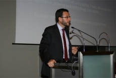 Uczestnik seminarium przemawia do mikrofonu