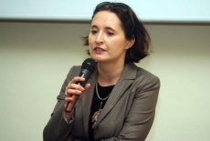 Prelegentka seminarium wypowiada się do mikrofonu.