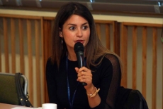 Uczestniczka seminarium wypowiada się do mikrofonu.