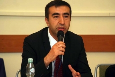 Uczestnik seminarium wypowiada się do mikrofonu.