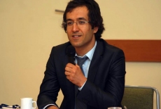 Kolejny uczestnik seminarium wypowiada się do mikrofonu.