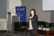 Uczestniczka sesji warsztatowej zadaje pytanie. 