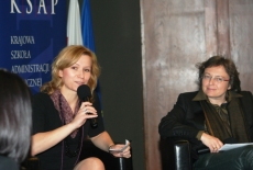 Dwie uczestniczki siedzą, a jedna z nich mówi do mikrofonu.