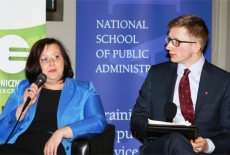 Uczestnicy sesji warsztatowej siedzą w fotelach z mikrofonami