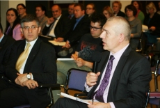 Uczestnicy sesji warsztatowej siedzą na auli KSAP.