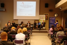 Uczestnicy sesji warsztatowej siedzą na auli KSAP.