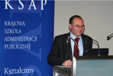 Uczestnik sesji warsztatowej przemawia przy mównicy.