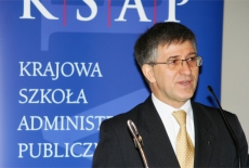 Uczestnik sesji warsztatowej przemawia przy mównicy.