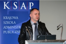 Uczestnik sesji warsztatowej przemawia przy mównicy.