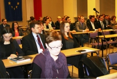 Siedzący w rzędach uczestnicy spotkania.