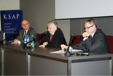 Marszałek Senatu przemawia do zebranych. Obok niego siedzią: Dyrektor Jan Pastwa i Marek Gajdziński.