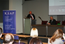 Profesor Włodzimierz Bojarski i Wicedyrektor szkoły Marek Haliniak w prezydium.