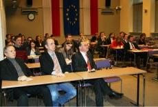 Uczestnicy spotkania siedzą w auli KSAP