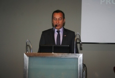 Ambasador Felipe Gajardo przemawia przy mówinicy.