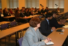 Zgromadzeni goście siedzą na auli.