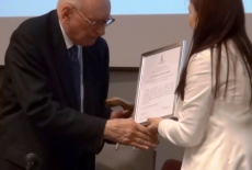 Profesor Bartoszewski przyjmuje od jednej z uczestniczek pamiątkowy dyplom.