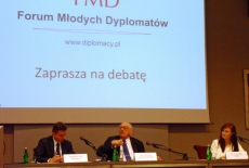 Profesor Bartoszewski i dwoje uczestników.