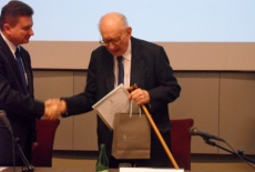 Profesor Bartoszewski przyjmuje gratulacje od jednego z uczestników spotkania.
