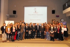 Pamiątkowe zdjęcie grupowe ze spotkani z prof. Bartoszewskim