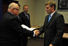 Dyrktor Jan Pastwa wręcza dyplom. Na drugim planie widać Wiceprezesa NIK Wojciecha Kutyłę i przedstawiciela KPRM Tomasza Bolka.
