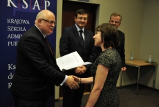 Dyrktor Jan Pastwa wręcza dyplom. Na drugim planie widać Wiceprezesa NIK Wojciecha Kutyłę i przedstawiciela KPRM Tomasza Bolka.