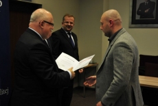 Dyrktor Jan Pastwa wręcza dyplom. Na drugim planie widać Wiceprezesa NIK Wojciecha Kutyłę i przedstawiciela KPRM Tomasza Bolka.