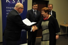 Dyrktor Jan Pastwa wręcza dyplom. Na drugim planie widać Wiceprezesa NIK Wojciecha Kutyłę i przedstawiciela KPRM Tomasza Bolka.