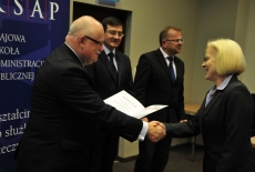 Dyrktor Jan Pastwa wręcza dyplom. Na drugim planie widać Wiceprezesa NIK Wojciecha Kutyłę i przedstawiciela KPRM Tomasza Bolka.