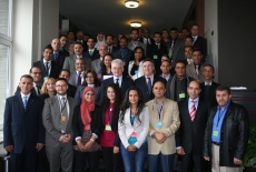 Zdjęcie grupowe na schodach uczestników szkolenia