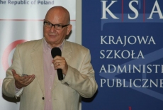 Pan mówi do mikrofonu