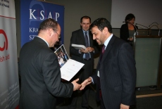 Marek Haliniak ściska dłoń uczestnika szkolenia i wręcza dyplom