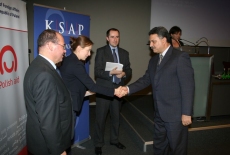 Przedstawiciel MSZ ściska dłoń uczestnika szkolenia