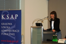 Pani przemawia na mównicy