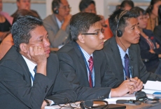 Uczestnicy szkolenia siedzą w ławkach na Auli