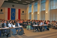 Uczestnicy szkolenia siedzą w ławkach na Auli