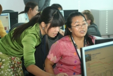 Uczestnicy szkolenia siedzą przy komputerach