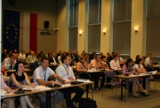 Uczestnicy szkolenia siedzą w ławkach na auli