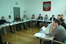 Uczestnicy szkolenia siedzą w ławkach