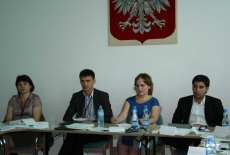 Uczestnicy szkolenia siedzą w lawkach