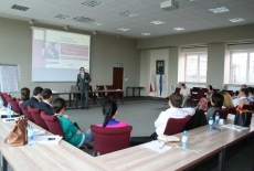 uczestnicy siedzą na sali szkoleniowej, po środku Pan prowadzący