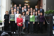 Zdjęcie grupowe uczestników stojących na schodach