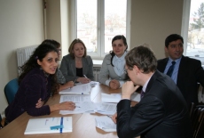 Uczestnicy siedzą w ławkach