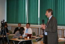 Pan Prowadzący stoi i mówi do mikrofonu