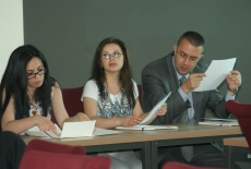 Uczestnicy szkolenia siedzą w lawkach