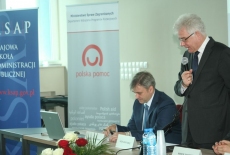 Dyrektor KSAP Jacek Czaputowicz stoi i mówi do mikrofonu