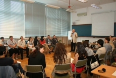 Uczestnicy szkolenia w siedzą w sali, pośrodku stoi Pan